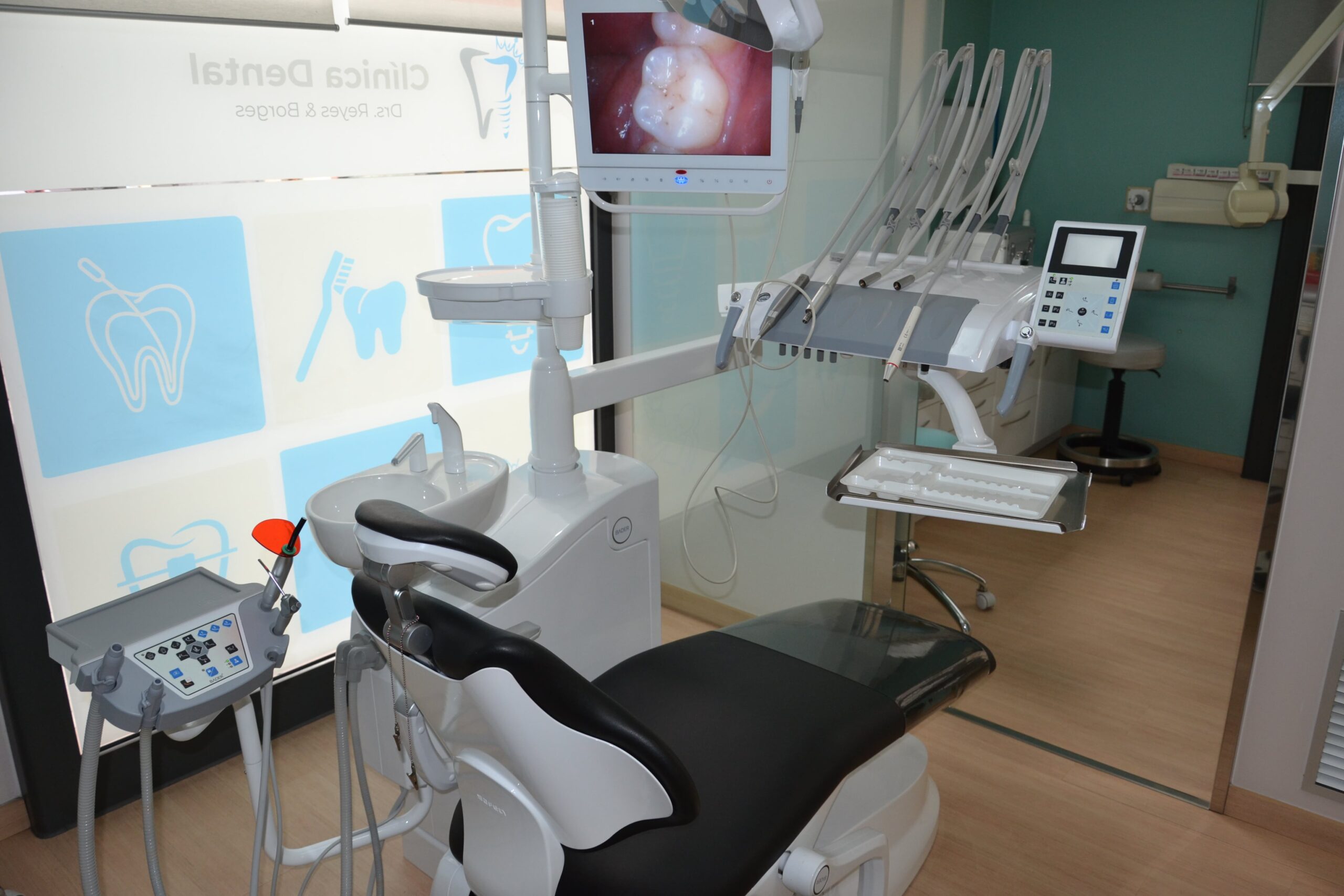 - Drs. Reyes y Borges